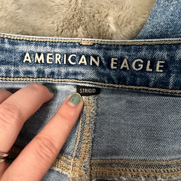 American Eagle Distressed High Rise Strigid Mom Jean Size 16 - Picture 3 of 4